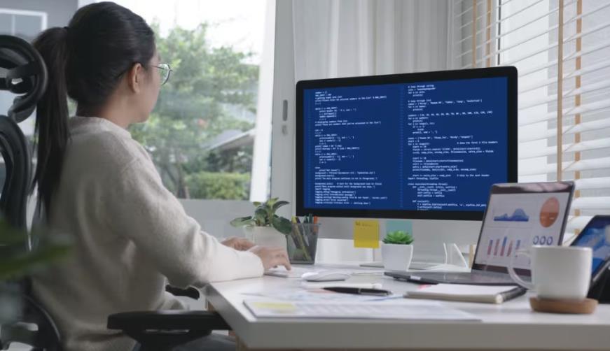 鄂托克前旗软件开发公司实战建议:网站赋能,为何必须接入支持机器人?